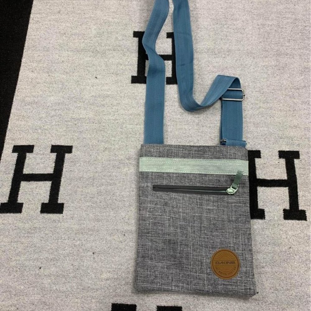 𝅺dakine cross body bag! New condition. Gray/blue. Adjustable strap